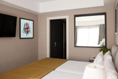 Astor Hotel - image 5