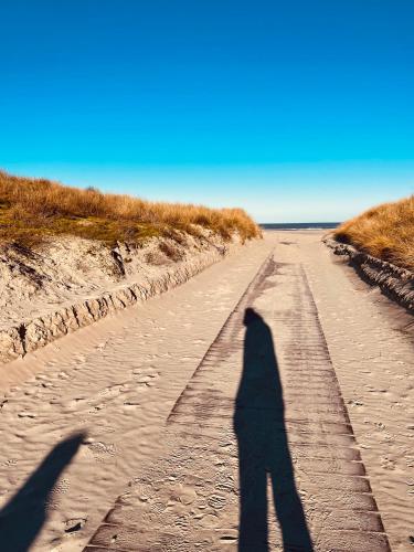 strand, Juweel Huus 1 I 99m Strand I Terrasse I Strandkorb I 99m Kurplatz I by Wooon in Norderney