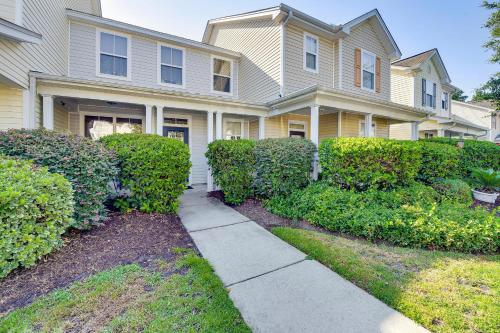 1 Mi to Old Town Cheerful Bluffton Townhome! in 南卡羅來納州布拉夫頓(SC)