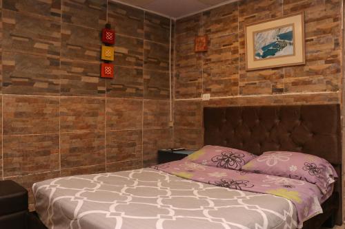 Standard Queen Room image 8