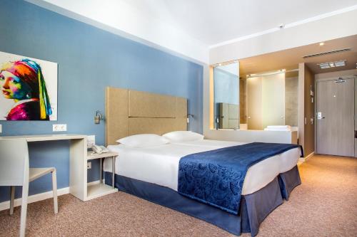1 queen bed