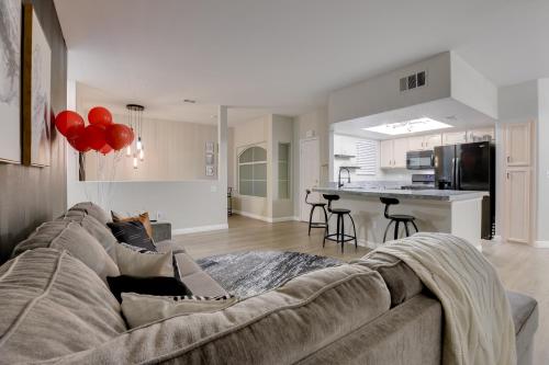6 Mi to Vegas Strip City-View Gem with Pool Access, Las Vegas (foto 5)