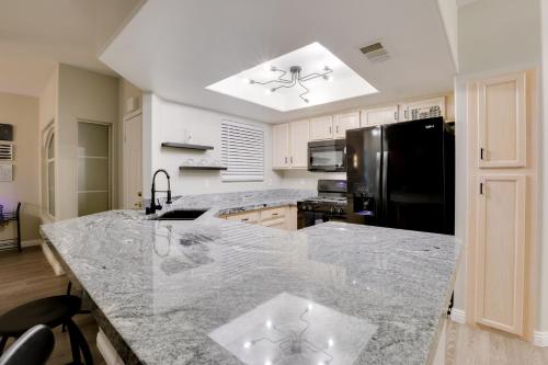6 Mi to Vegas Strip City-View Gem with Pool Access, Las Vegas (foto 6)