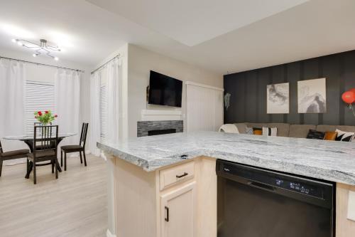 6 Mi to Vegas Strip City-View Gem with Pool Access, Las Vegas (foto 7)