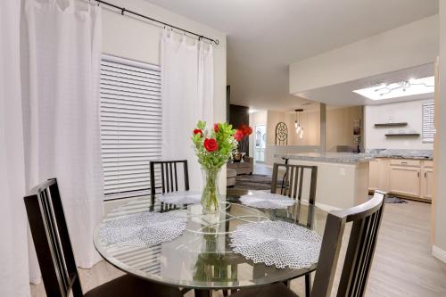6 Mi to Vegas Strip City-View Gem with Pool Access, Las Vegas (foto 8)