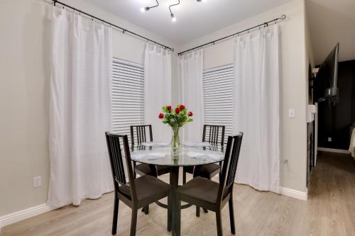 6 Mi to Vegas Strip City-View Gem with Pool Access, Las Vegas (foto 9)