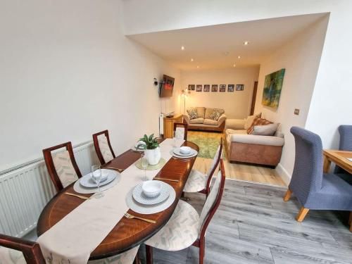 Luxury Sleeps 11 Kirkby Home by City SuperHost in Simonswood