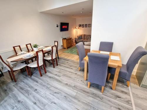 Luxury Sleeps 11 Kirkby Home by City SuperHost in Simonswood