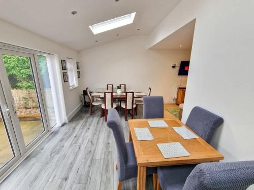 Luxury Sleeps 11 Kirkby Home by City SuperHost in Simonswood