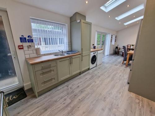 Luxury Sleeps 11 Kirkby Home by City SuperHost in Simonswood