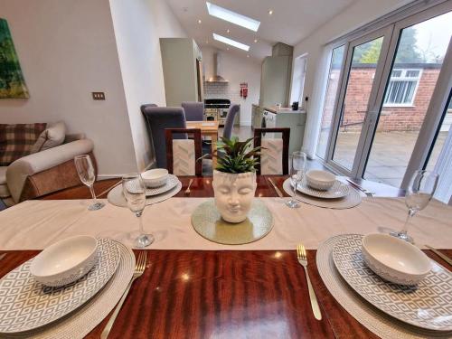 Luxury Sleeps 11 Kirkby Home by City SuperHost in Simonswood