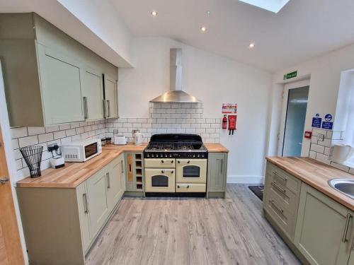 Luxury Sleeps 11 Kirkby Home by City SuperHost in Simonswood