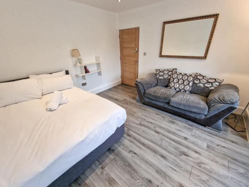 Luxury Sleeps 11 Kirkby Home by City SuperHost in Simonswood