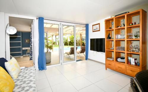 Chalet Kestrel with pool on the beach