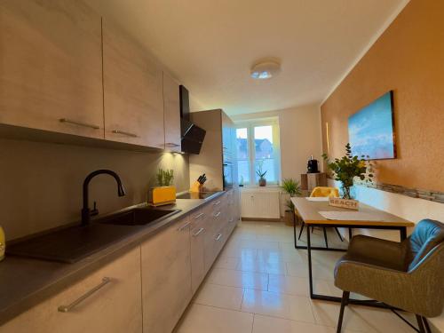 廚房, Ferienwohnung 1 im Beachhouse am Goitzschesee - strandnah, familienfreundlich & komfortabel in 比特費爾德沃爾芬