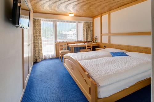 Double Room with Balcony and Matterhorn View