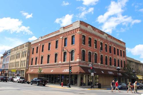 Vibrant 3BR in Heart of Downtown La Crosse Vibrant 3BR in Heart of Downtown La Crosse