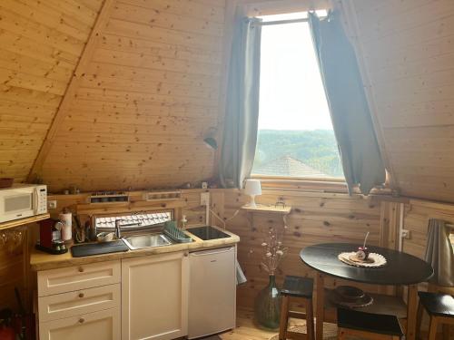 Cabane, Kota Gri'hôtes (Cabane, Kota Gri'hotes) in La Vaivre