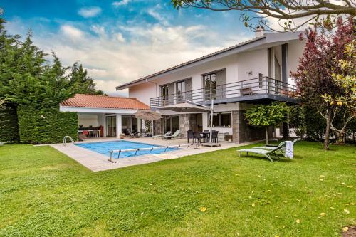 สระว่ายน้ำ, Villa da Penha by refuge holiday homes in เปนยา ลองกา