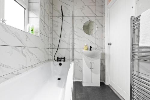 Julia's 3-Bedroom Home in Quinton, Birmingham Julia's 3-Bedroom Home in Quinton, Birmingham