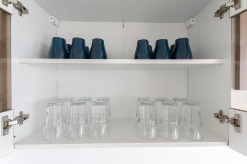 Tolstov Apartments - 5 Room Apartment - Balcony - Kitchen - Washing machine - next to Cologne in Frechen