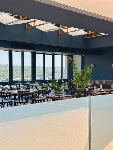French love, Menlyn Maine 4