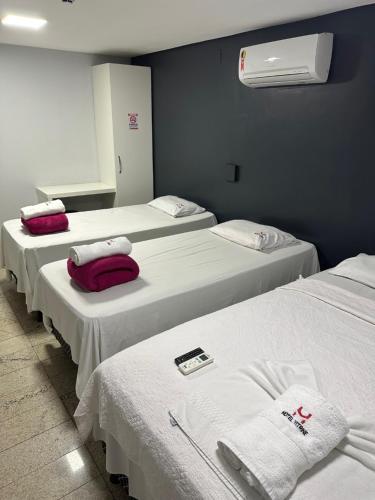 1 queen bed, 2 twin beds