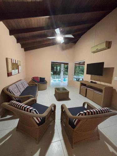 Casa com lazer 5 quartos em Condominio 200 metros da Praia in Praia Do Guaeca