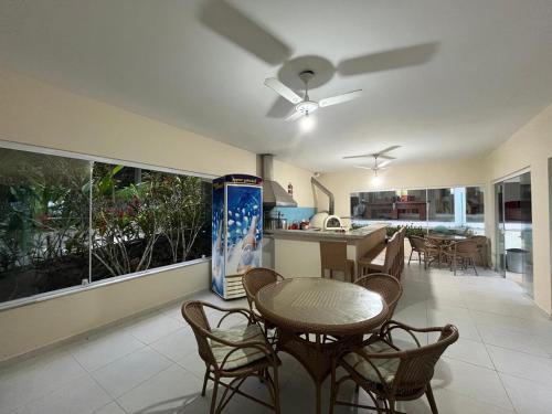 Casa com lazer 5 quartos em Condominio 200 metros da Praia in Praia Do Guaeca