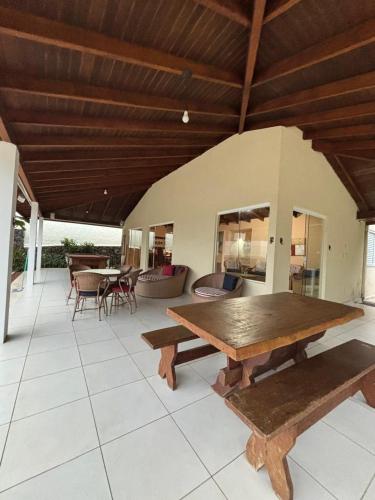 Casa com lazer 5 quartos em Condominio 200 metros da Praia in Praia Do Guaeca