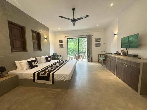 1 king bed, 1 sofa bed