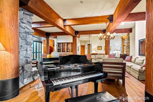 Scimitar Ridge Ranch - Luxury Lodge - Sleeps 35 with Indoor Pool Villa - image 14