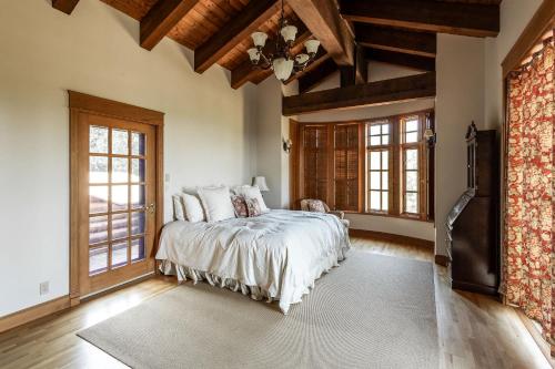 Scimitar Ridge Ranch - Luxury Lodge - Sleeps 35 with Indoor Pool Villa - image 13