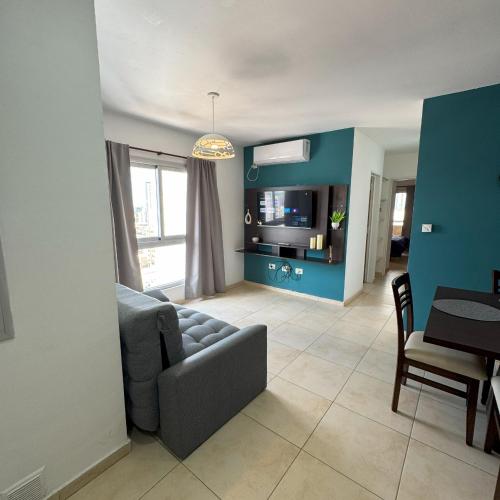 Apart Azucena, 1 dormitorio céntrico con balcón y cochera