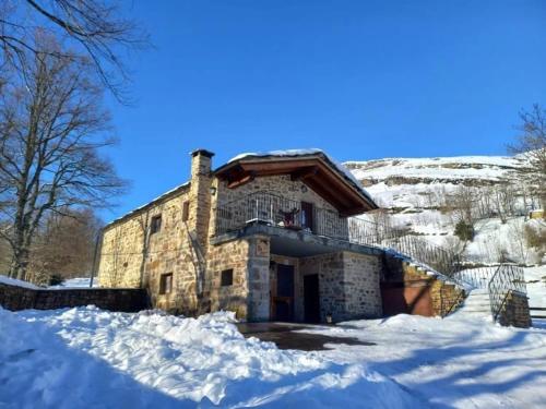 Cabaña pasiega reformada (Cabana pasiega reformada) in Valcaba