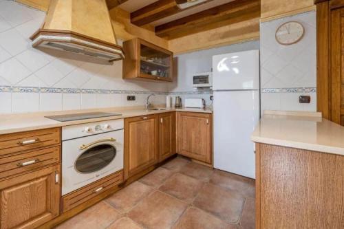 Cabaña pasiega reformada (Cabana pasiega reformada) in Valcaba