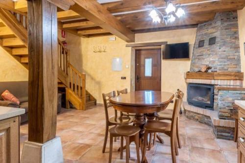 Cabaña pasiega reformada (Cabana pasiega reformada) in Valcaba