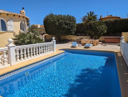 "Traumhaftes Ferienhaus mit Pool und Meerblick - Cumbre del Sol erleben!"