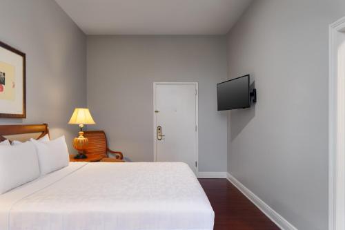 Deluxe King Room room in New Orleans Courtyard Hotel by the French Quarter