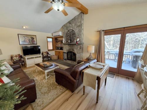 O1 Slopeside Bretton Woods cottage with AC large patio and private yard! Walk to slopes! - image 4
