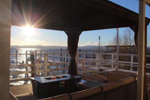 Erkély/terasz, Modern Waterfront Home in Lucerne in Lucerne (Kalifornia)