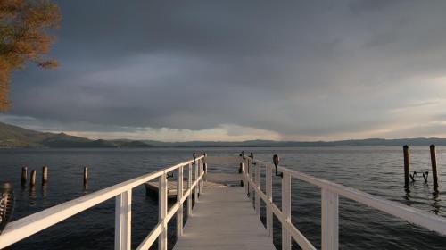 Modern Waterfront Home in Lucerne in Lucerne (Kalifornia)