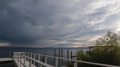 Modern Waterfront Home in Lucerne in Lucerne (Kalifornia)