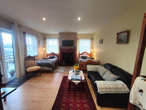 Ben Levy House Rental Suite, Clonbur Village in Clonbur