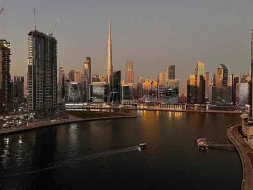 Panoramic! Burj Khalifa and Canal View!, Dubaj (zdjęcie 6)