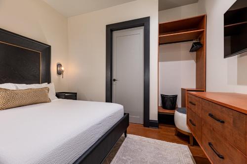 Four-Bedroom Luxury Apartment image 9