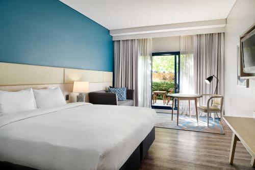 Standard King Room with Balcony image 2