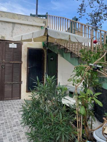 Emplacement ideal pour cette Maisonnette avec jardin et cuisine d'ete in Menton