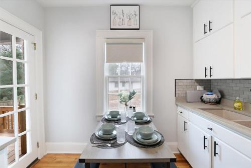 New & Renovated MCM Duplex 3 mi to DT Durham detail