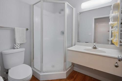 Motel 6 Normal, IL - Bloomington Area - 화장실